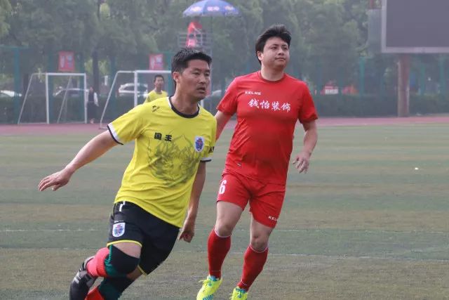 名记：我仍认为詹姆斯下家勇士骑士二选一 他去热火缺投射不适配